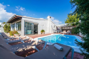 Fantastic Villa Tucan, Pool Barbecue Ground Floor